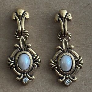 VINTAGE Avon Gold and Pearl Drop Earrings